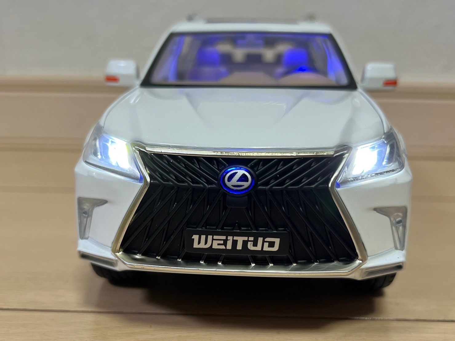 再入荷】レクサス LX570 ミニカー 1/18 ホワイト H145 - メルカリ