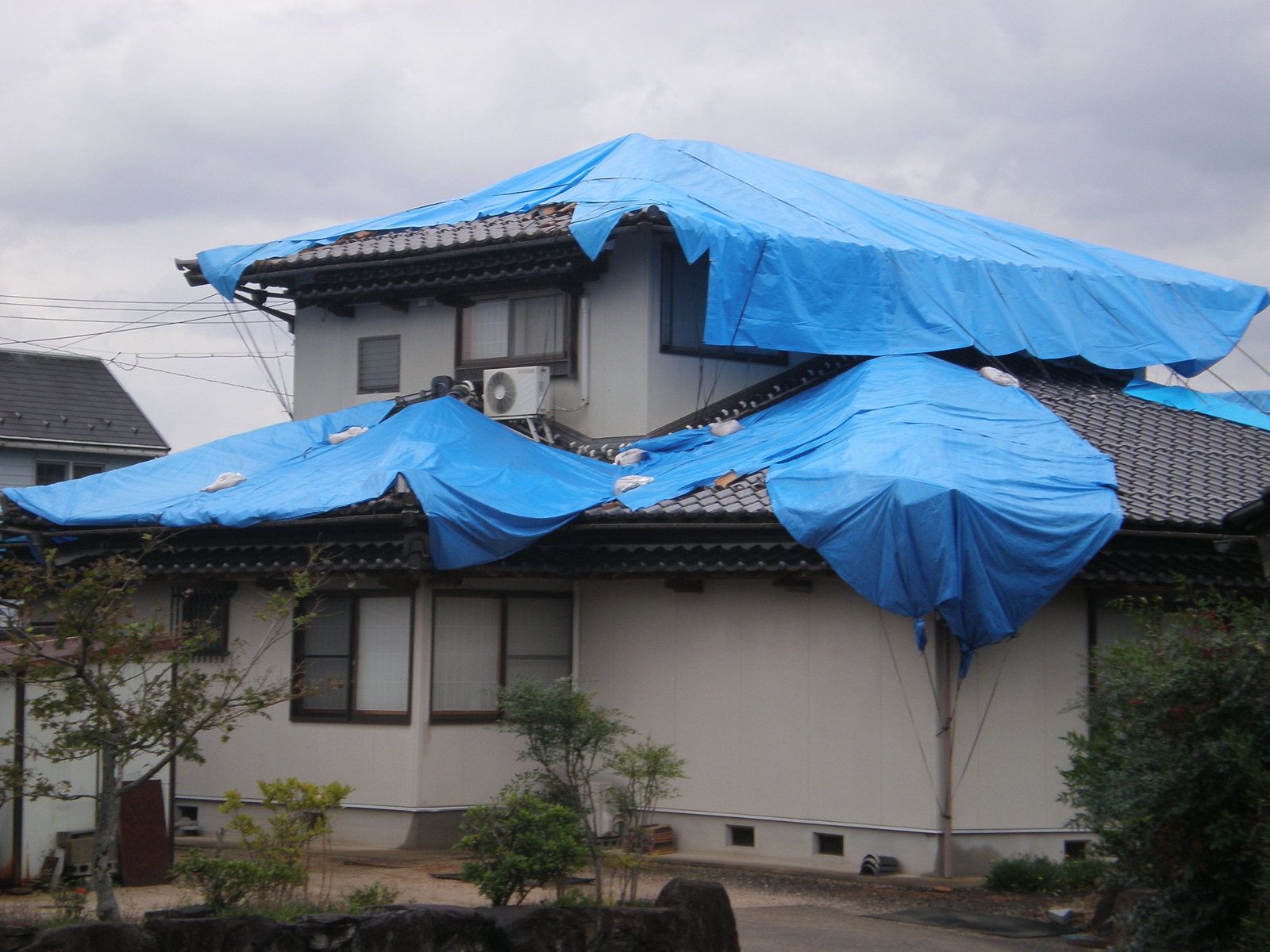 ブルーシート ハトメ付き ＃３０００ NEOシート １０ｍＸ１０ｍ ブルー 厚手 防水 梅雨対策 台風対策 アウトドア キャンプ レジャー 花見 運動会 養生 土木用 産業用 WWW_SKLAD-KIRPICHA_RU