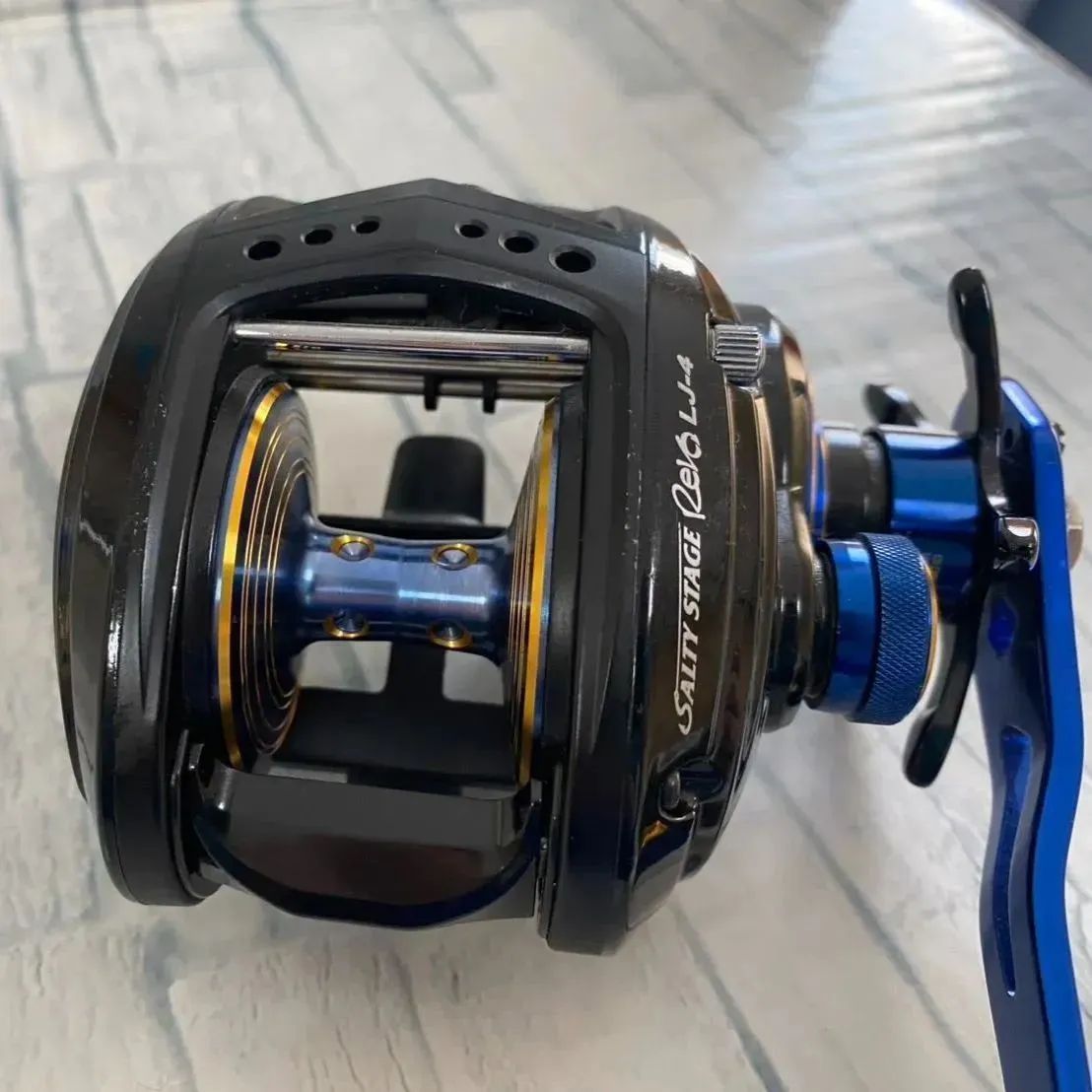 Abu Garcia SALTYSTAGE REVO LJ-4 本体 中古品 中古】SALTYSTAGE REVO LJ-4 - メルカリ