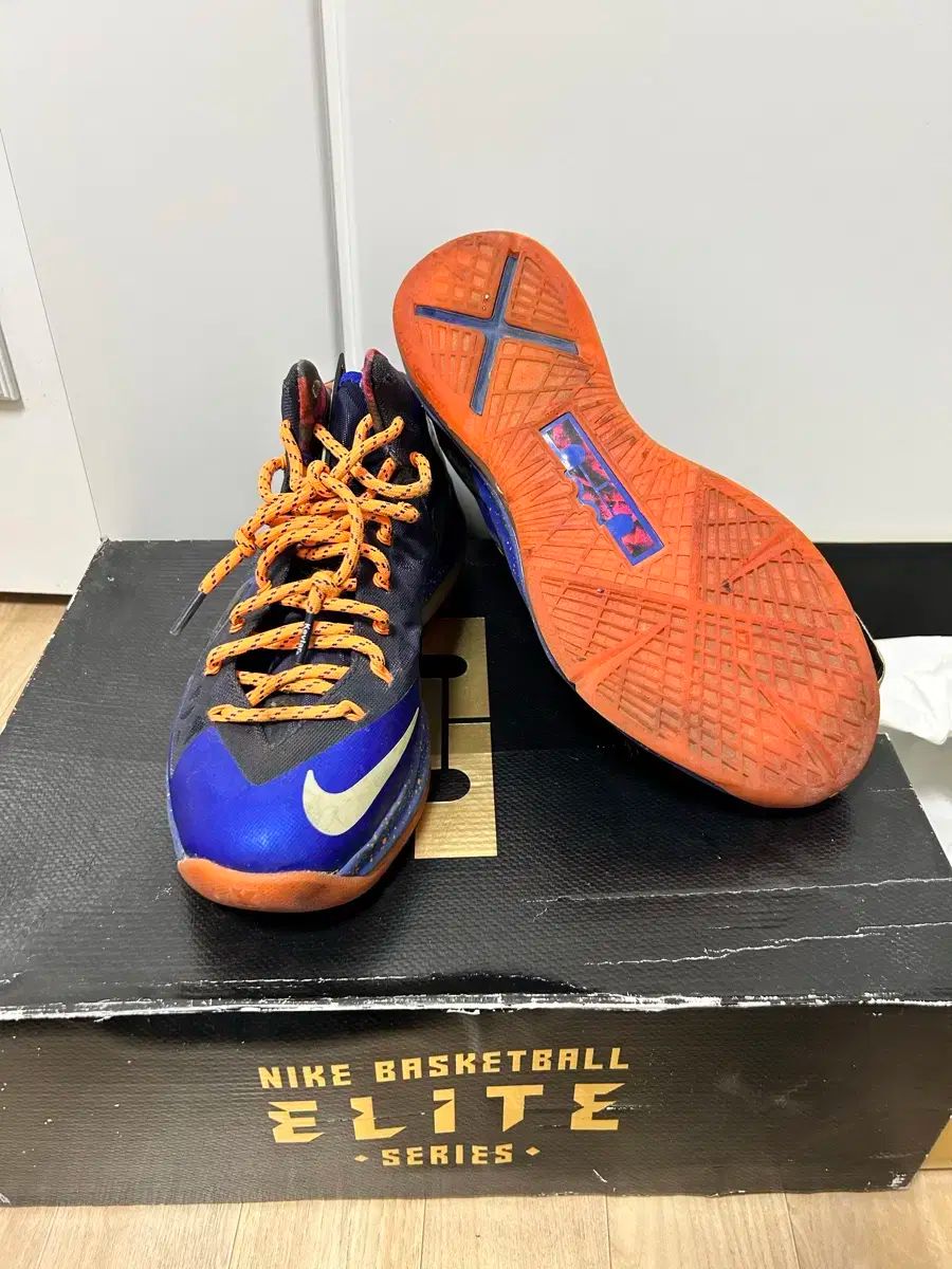 NIKE