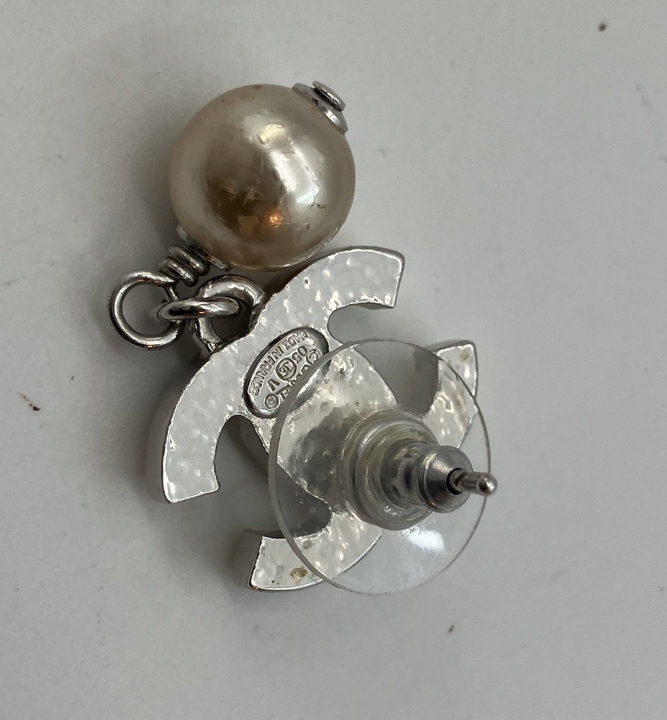 CHANEL フェイクパール ピアス 05 V 片方のみ ロゴ：1.6×1.1cm