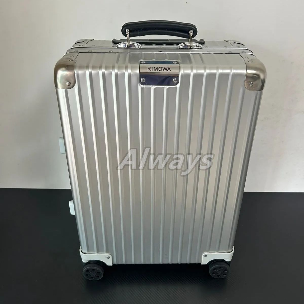 RIMOWA】新作 ”CLASSIC” Cabin S (33L) スーツケース 機内持ち込み可能 20インチ アルミニウム ユニセックス  #090833111 - メルカリ