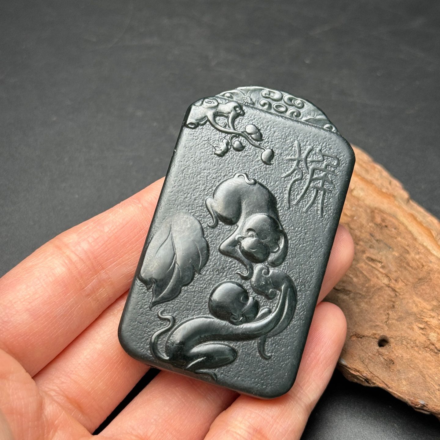 旧家蔵出し 和田玉細密彫 青玉 大日如來像 根付 裝身具 置物 賞