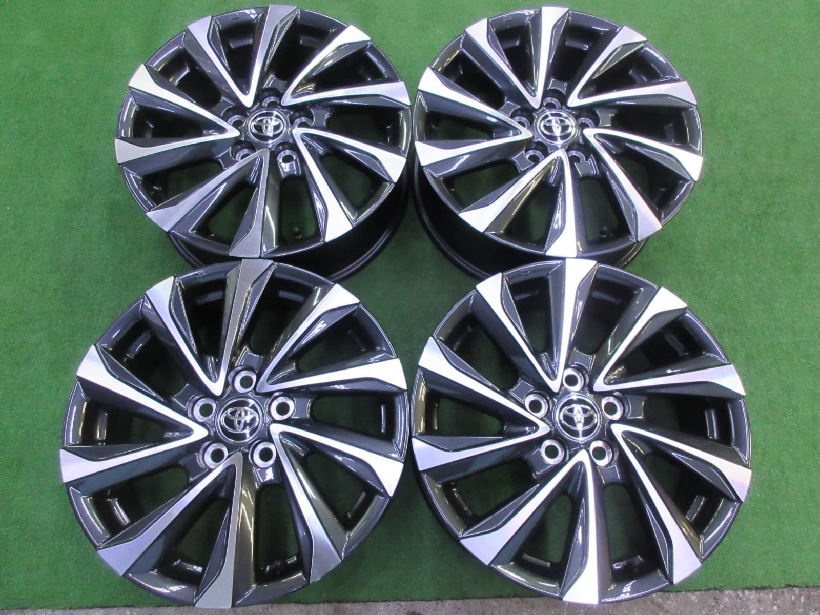 トヨタ 90系ヴォクシーＳ-Ｚ純正ホイール 6J-17 5H114.3 40 新車外しの為程度良好です♪