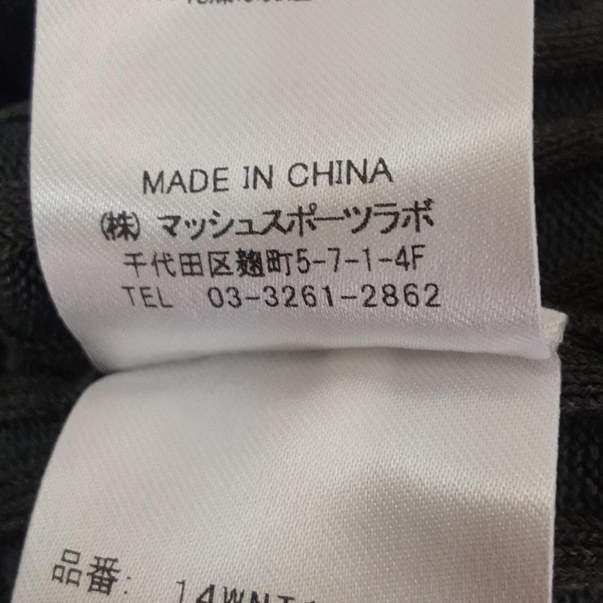 - カーキ