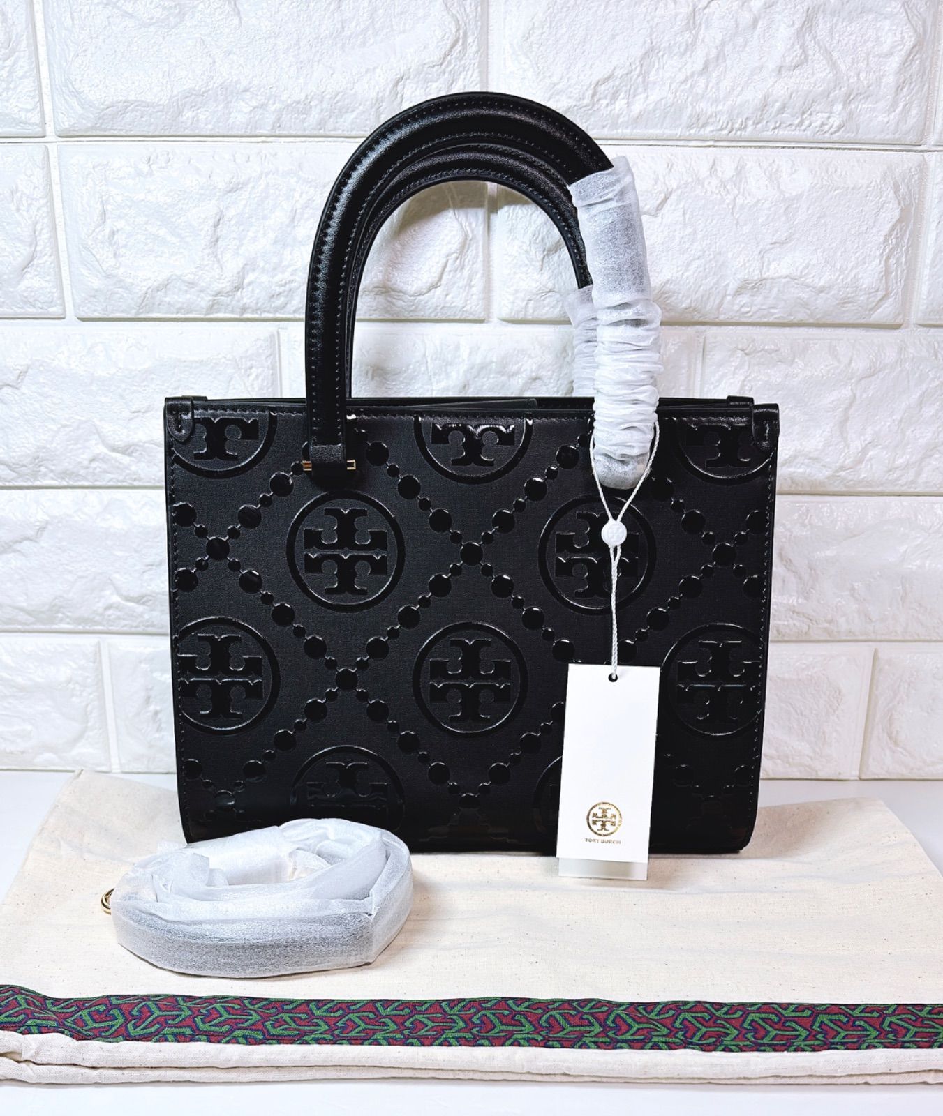 現行/ほぼ未使用✨トリーバーチ Tモノグラム トップハンドル エンボストート 黒 TORY BURCH トリーバーチ バッグ Tモノグラム トップハンドル