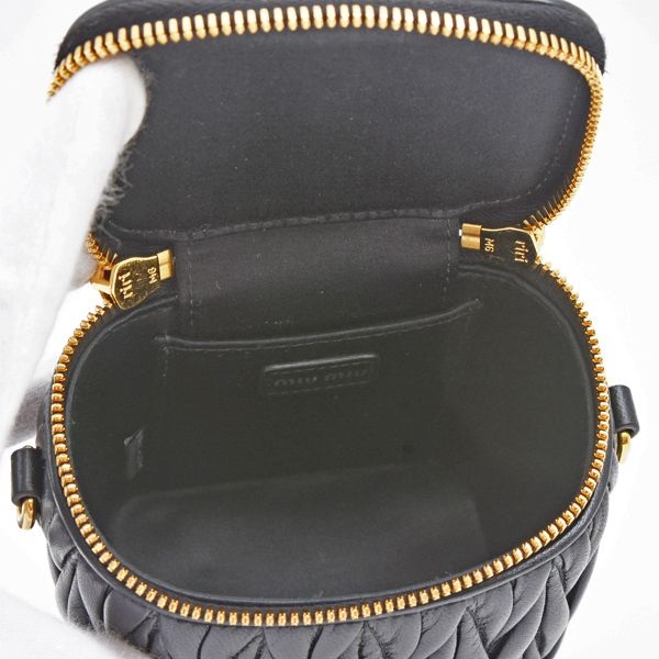 ✨極美品✨MIUMIU レザー ショルダーバッグ ポーチ レディース 斜め掛け ミュウミュウ バッグ レディース マテラッセ マイクロバッグ