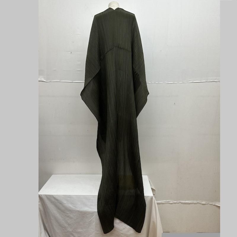 ISSEY MIYAKE プリーツプリーズ カットソー 　ポンチョ ISSEY MIYAKE - プリーツプリーズ イッセイミヤケ ポンチョ