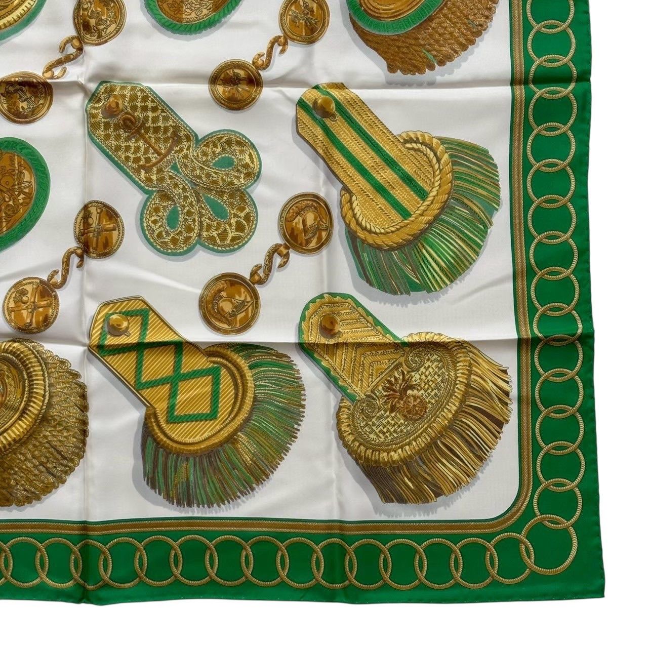 HERMES エルメス スカーフ 緑 金 caty Epaulettes カレ90 レディース