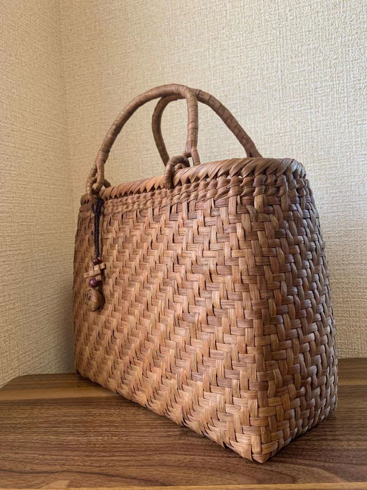 山葡萄　手作り　籠バッグ　網代編み　 チャーム付き 山葡萄 手作り 籠バッグ 網代編み チャーム付き - メルカリ