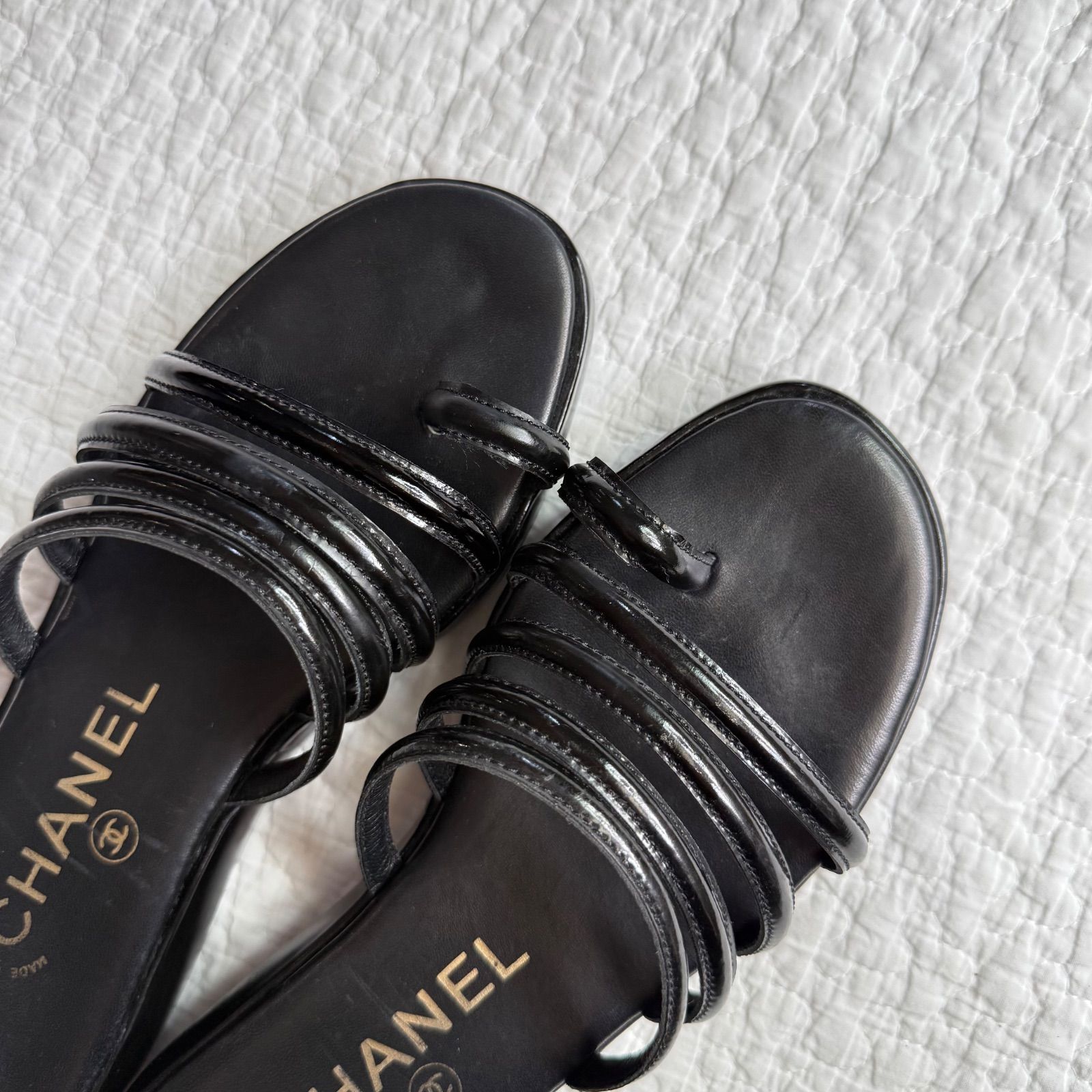 CHANEL 黒エナメルサンダル CHANEL シャネル バックロゴサンダル エナメル レザー 37 24cm