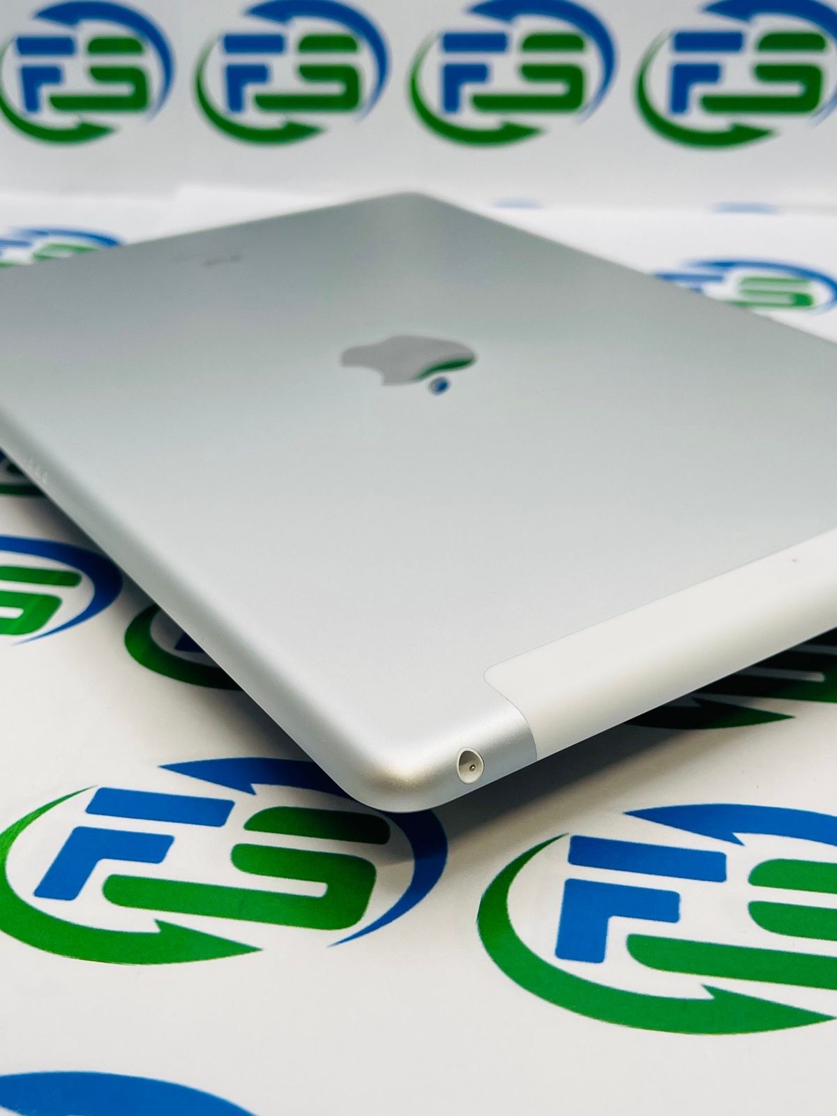 Apple iPad 第9世代 64GBシルバー 本体 ＋充電器＋ケーブル＋箱