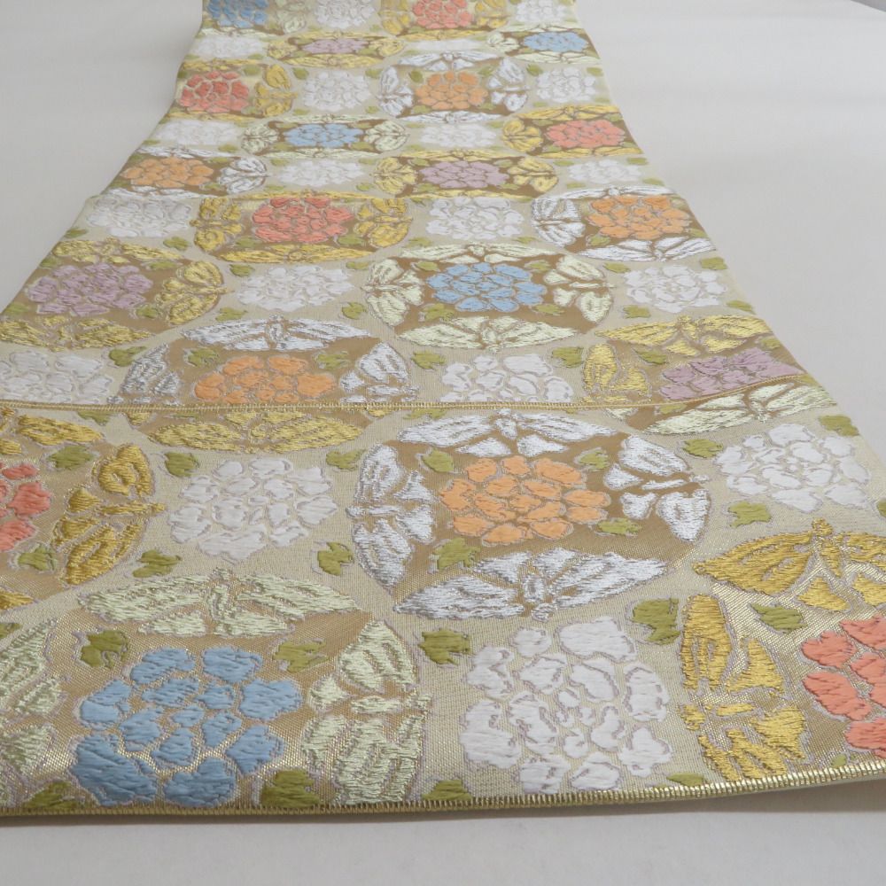 袋帯 正絹 クリーム色x金色x多色 蝶々に花紋 パステル系 六通柄 金糸