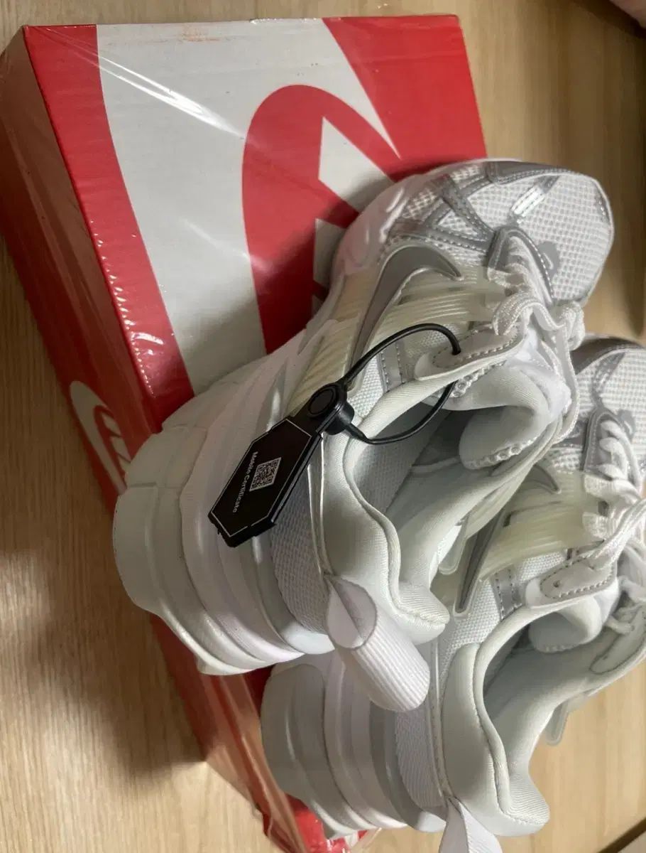 箱入り NIKE ナイキ V2K ラン 235