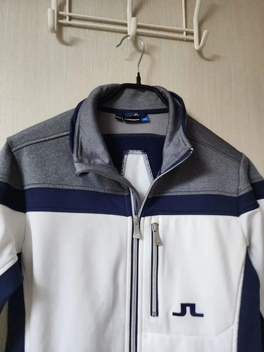 J.リンドバーグ ゴルフ LIAM PIPED-STRETCH WIND PRO ジャケット メンズ 071-51912 ゴルフウェア トップス J.LINDEBERG J.リンドバーグ ゴルフ LIAM PIPED-STRETCH WIND PRO ジャケット