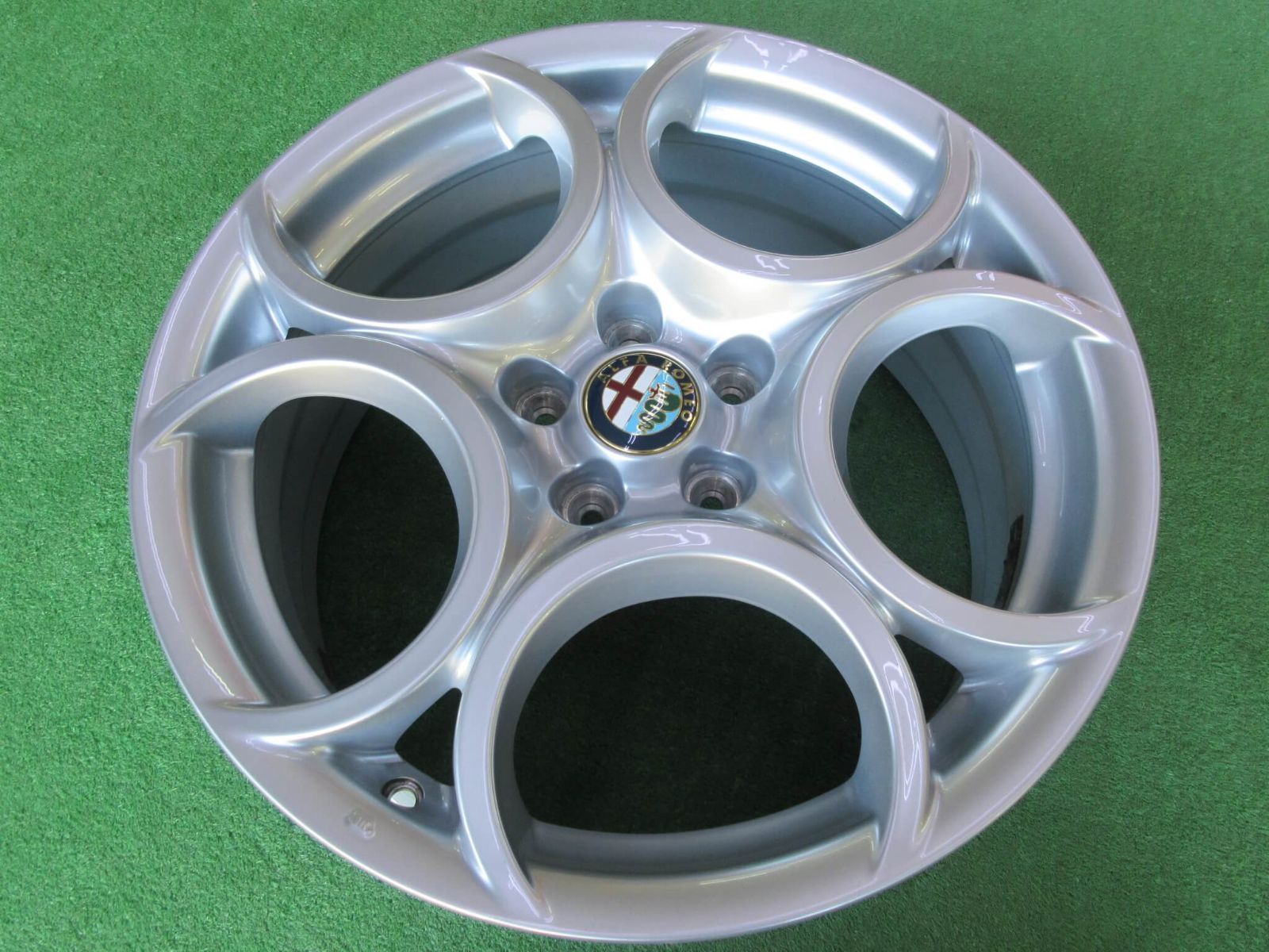 アルファロメオ ジュリエッタ 7.5J-18 5H110 41 クアドリフォリオ ヴェルデ 目立った傷も無く程度良好です♪ WWW_OLIVIERBERNSTEIN_COM