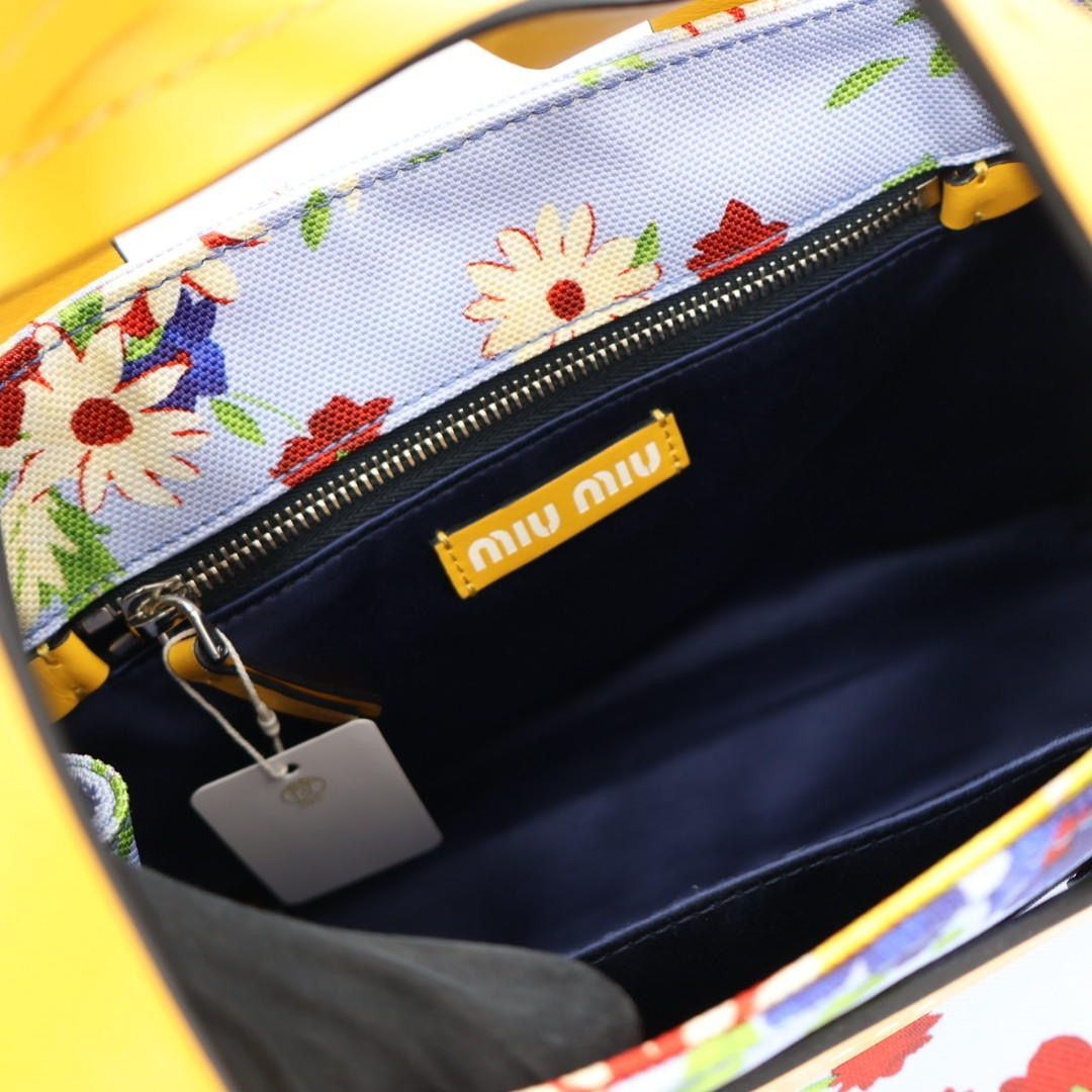 ミュウミュウ MIUMIU カナパ エブリウェア フラワーブーケ 花柄 日本