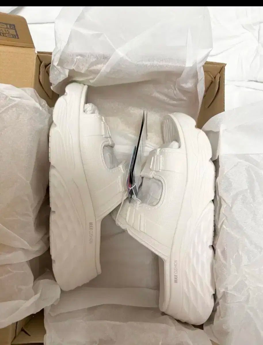 SKECHERS スケッチャーズ マックス クッショニング フォミ スリッパ 230