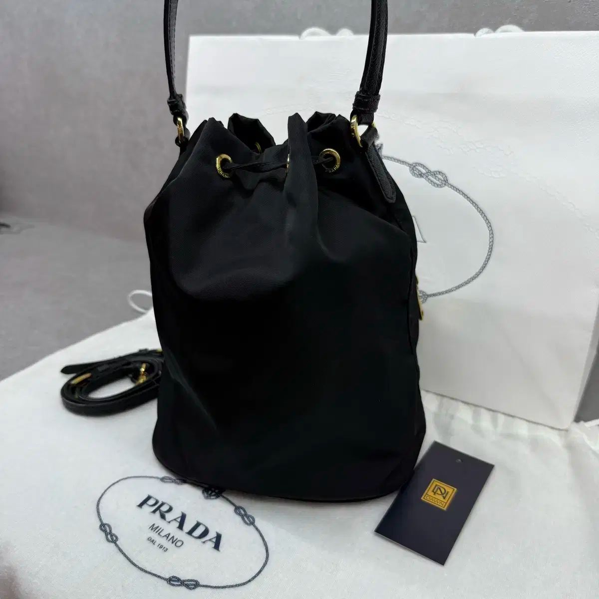 雷市場（ポンジャン）商品韓国直送】 OS PRADA(プラダ) Re-Nylon デュエット 巾着バッグ 金具 バケットバッグ - メルカリ