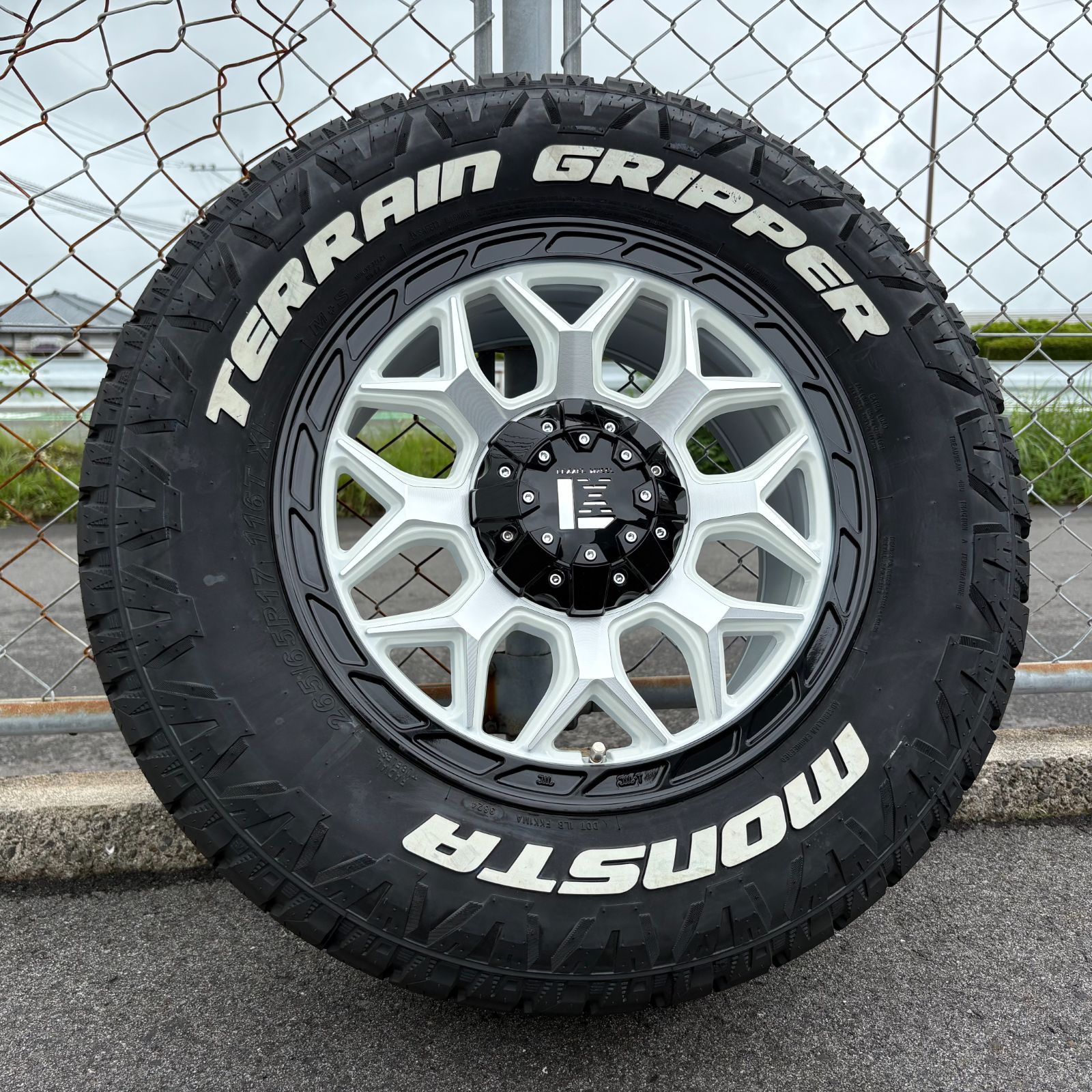 ピレリ　アイス　ゼロ　アシンメトリコ　215/60r17 23年製　超バリ山 ピレリ アイス ゼロ アシンメトリコ 215/60r17 23年製 超バリ山 ピレリ
