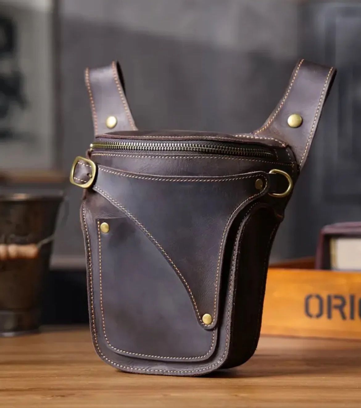 赤いレザーボストンバッグ 葡萄・花の装飾付き 赤いレザーボストンバッグ 葡萄・花の装飾付き ボストンバッグ(レッド