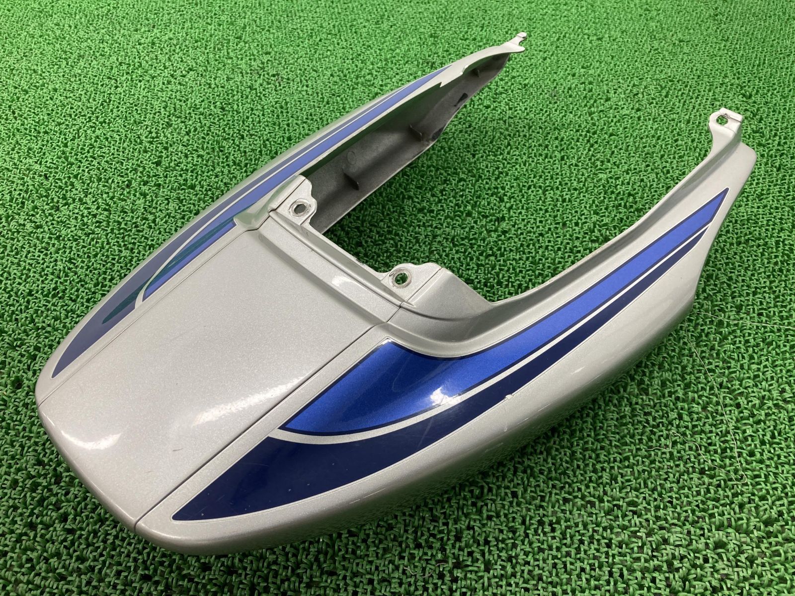 CB400SF テールカウル 銀 MCE ホンダ 純正 中古 バイク 部品 NC39 前期 シートカウル 修復素材やペイント素材に 品薄 車検 Genuine