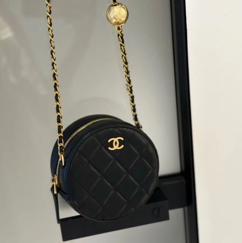 CHANEL ゴールデンボールのお餅 ウエストポーチを後ろ手に提げま