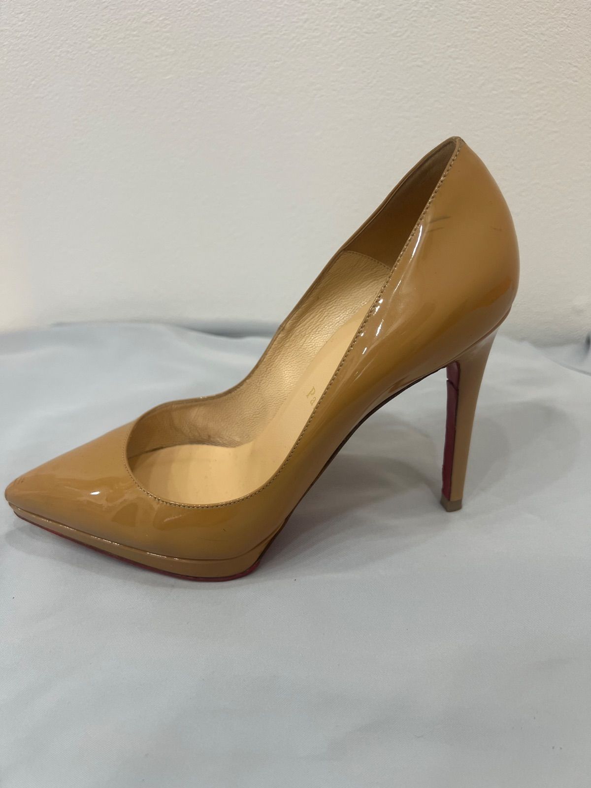 クリスチャンルブタン パンプス ヌードベージュ 37.5 美品 クリスチャンルブタン エナメル ラウンドトゥ ベージュ