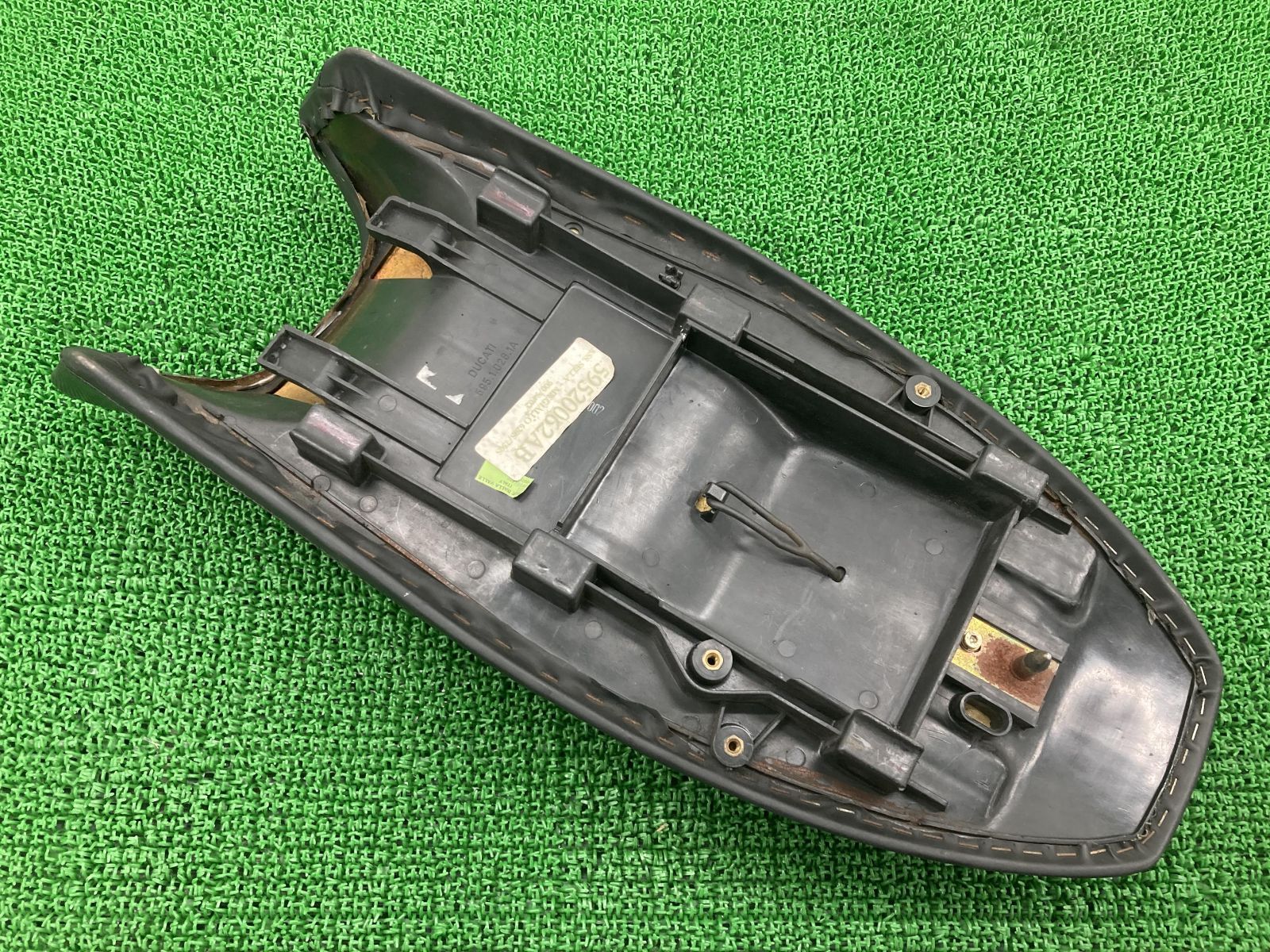 モンスター900 シート 595.1.026.1A ドゥカティ 純正 中古 バイク 部品