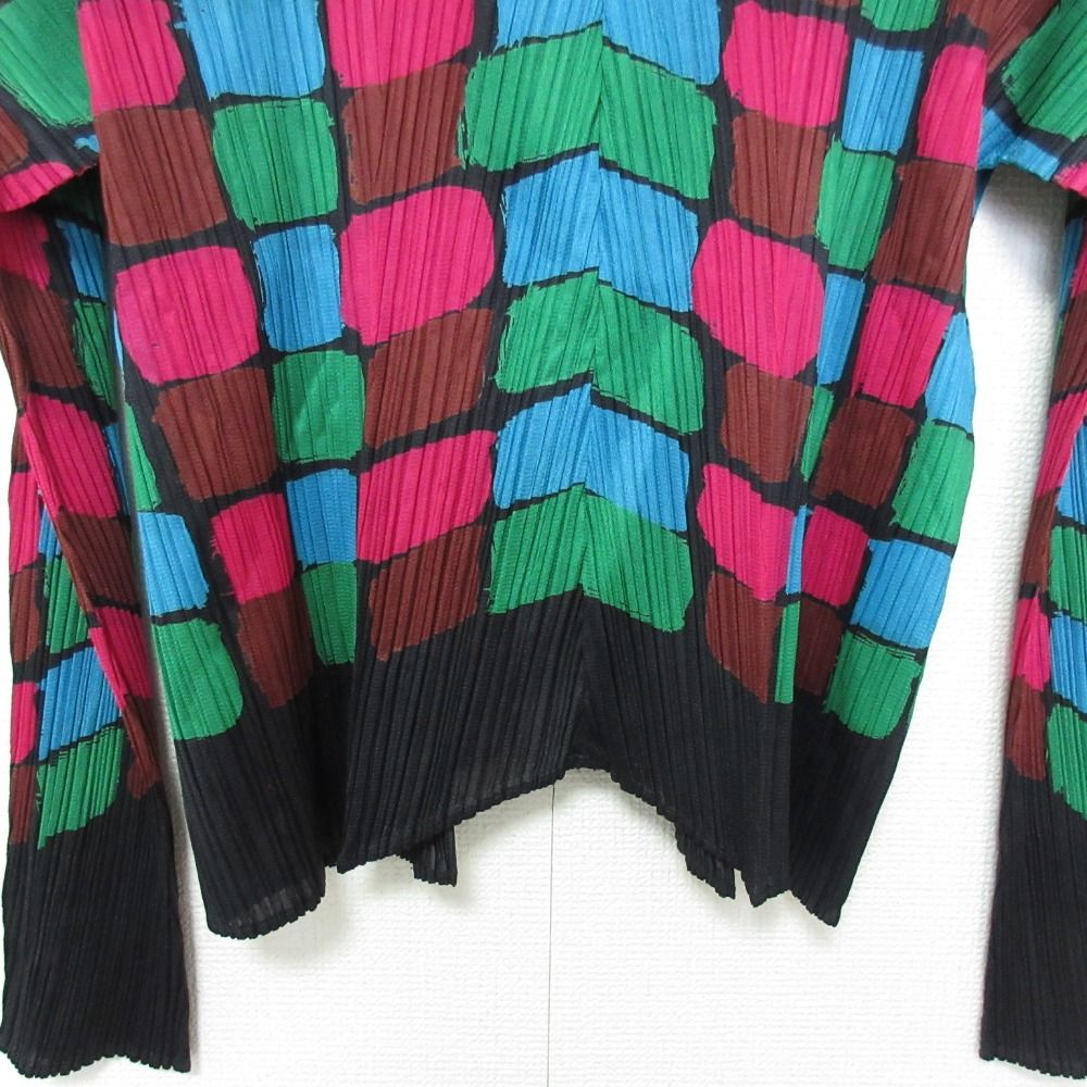 PLEATS PLEASE