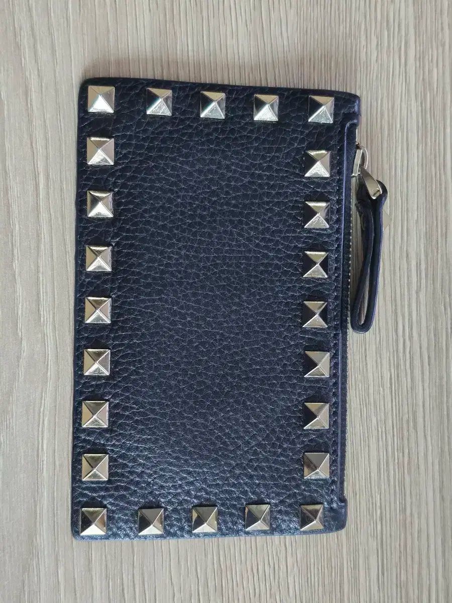 関税込★Valentino★ロックスタッズ チェーン長財布 チェーンウォレット VALENTINO(ヴァレンティノ) 長財布