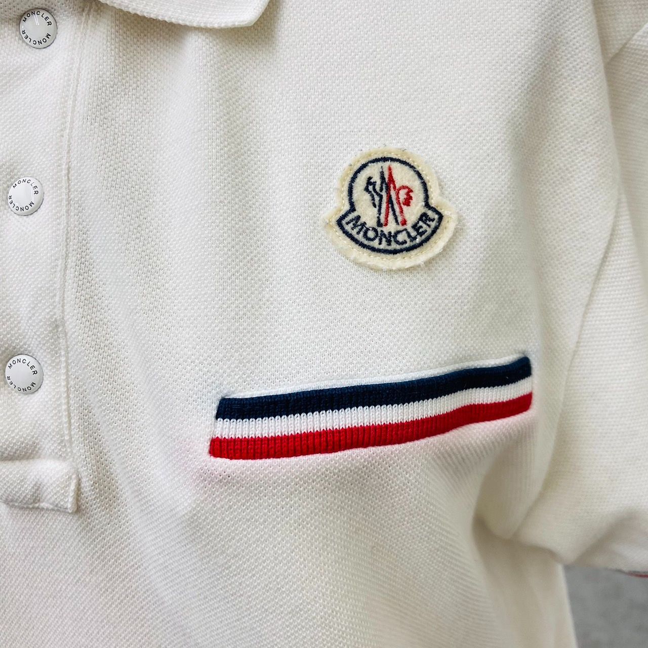 美品✨MONCLER ポロシャツ ホワイト ビッグロゴ ワッペン M 楽天市場】MONCLER モンクレール ポロシャツ サイズ:M デカ