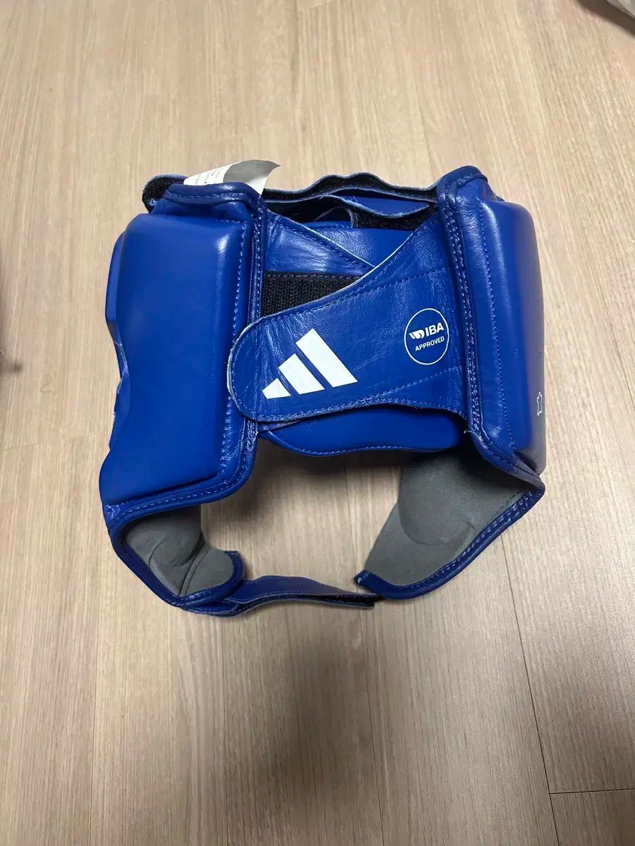 アディダス