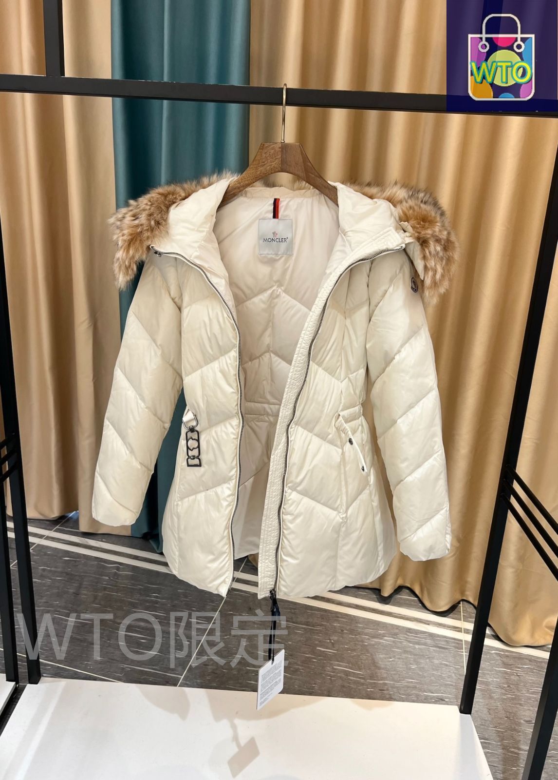 MONCLERモンクレール 白いダウンジャケット 茶色の毛襟｜本日