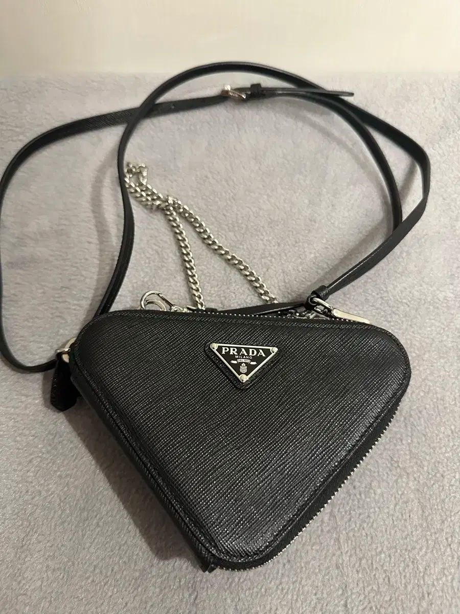 PRADA サフィアーノ トライアングル ミニ ポーチ ブラック