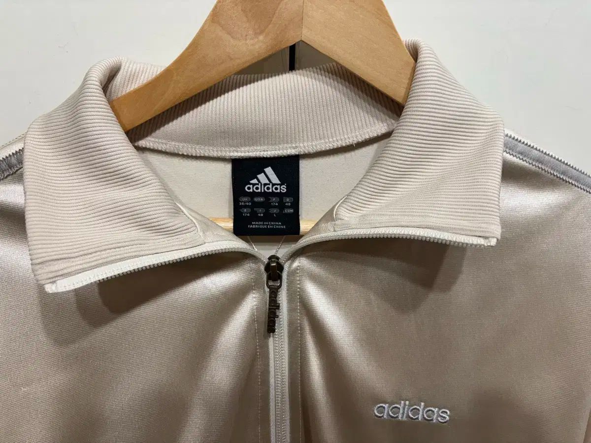 アディダス アイボリー