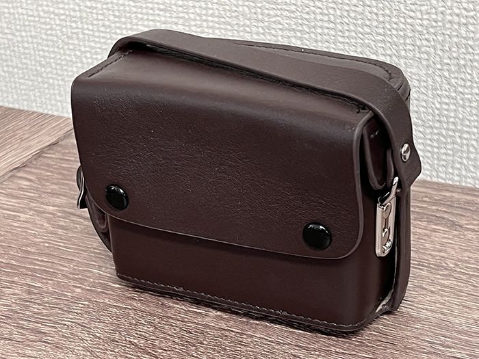 ダークブラウン