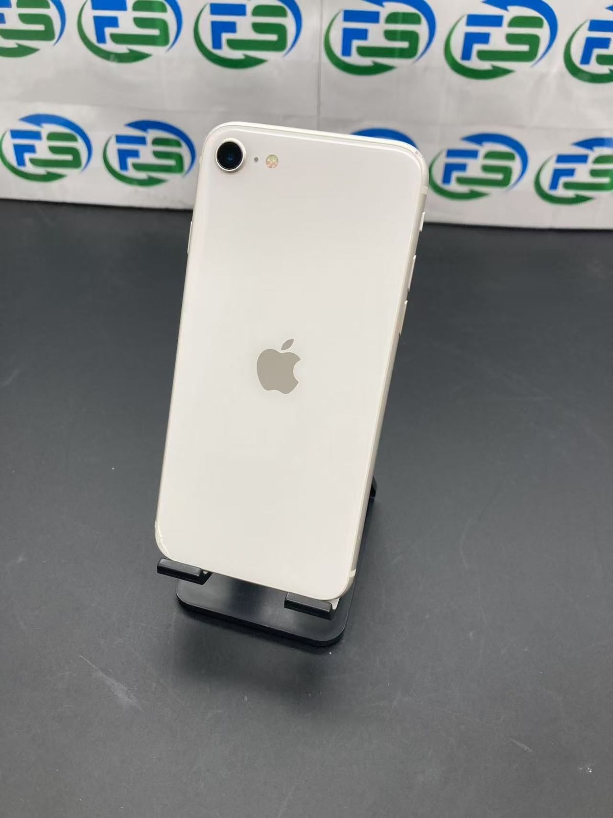 iPhone SE 第3世代 128GB スターライト 最大容量84% 画面割れ iPhoneSE第3世代 128GB スターライト 画面割れ SIMフリー