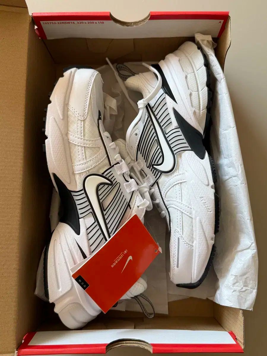 NIKE(ナイキ) v2k run 新品