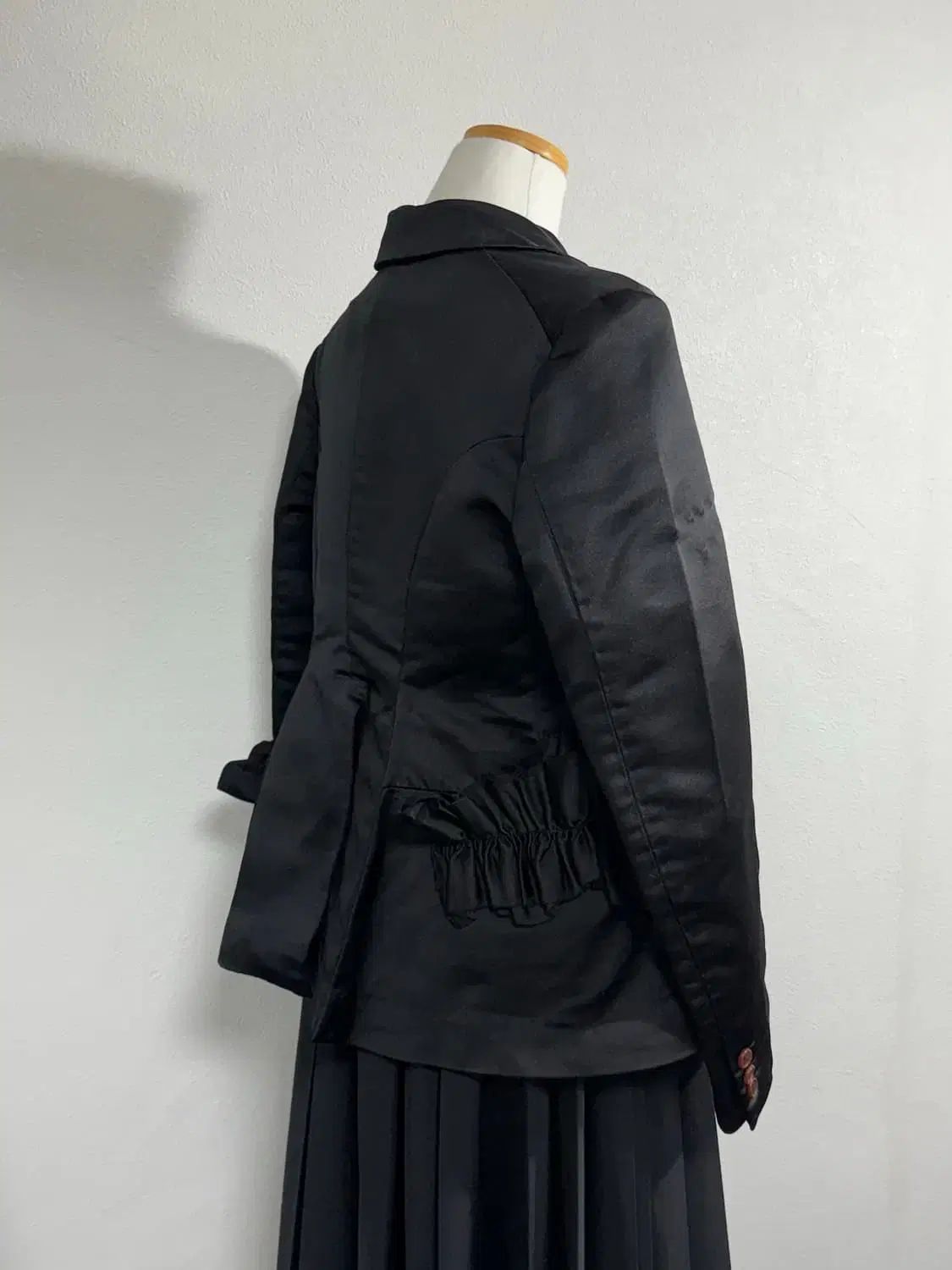 【南さま専用】コムデギャルソンコムデギャルソン 22aw プリーツジャケット 22aw コム・デ・ギャルソン コム・デ・ギャルソン フリル サテン