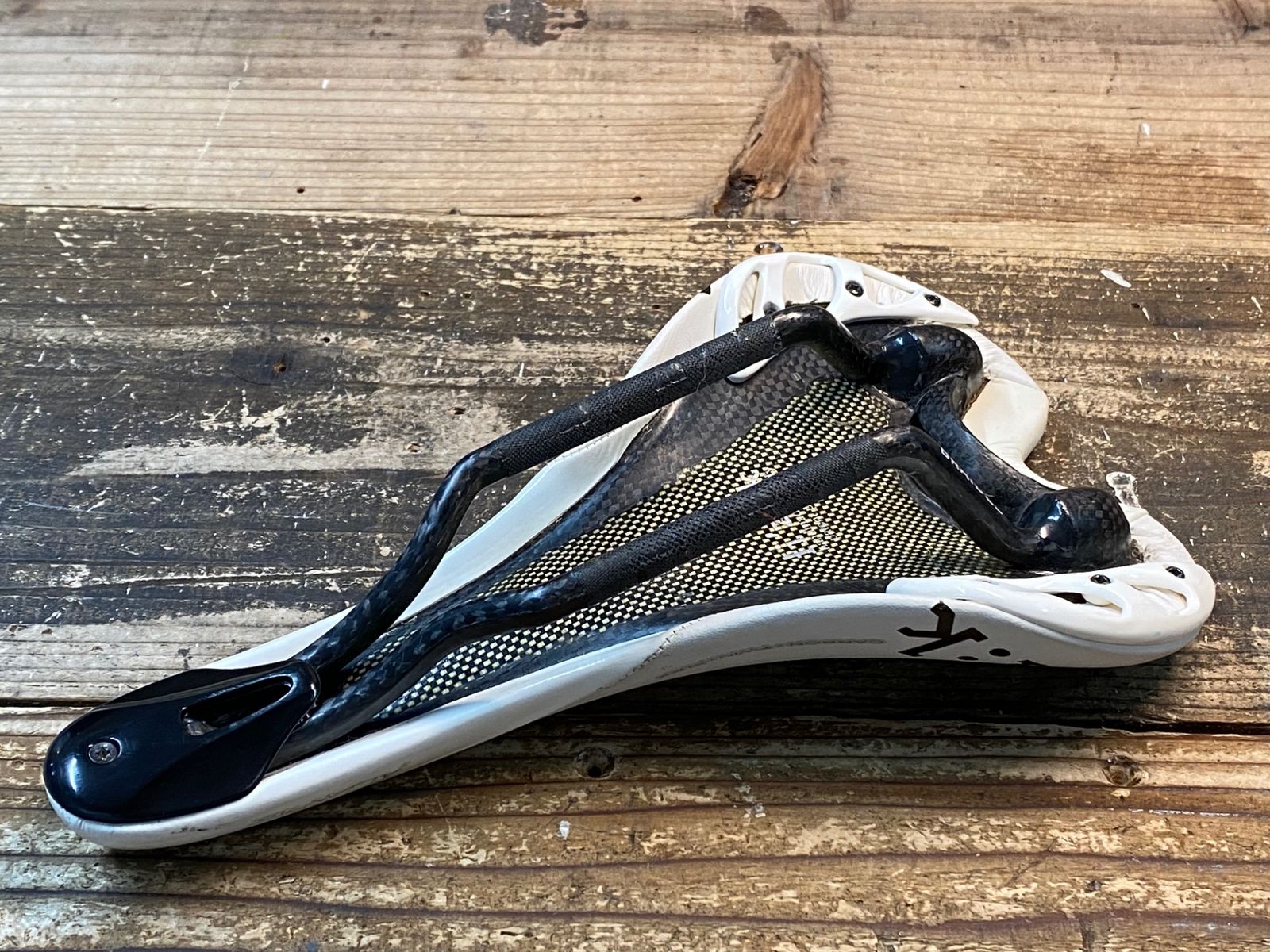 IX446 フィジーク fizik アリアンテ ALIANTE サドル カーボンレール 白