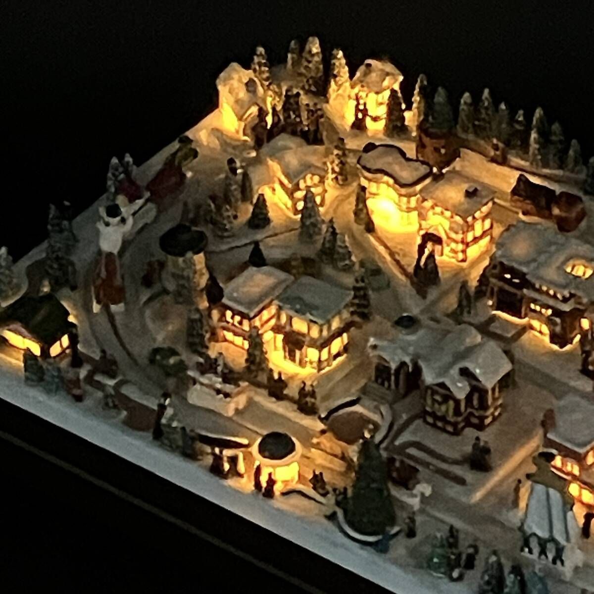 トーマスキンケード クリスマスパレード ライトアップ クリスマス