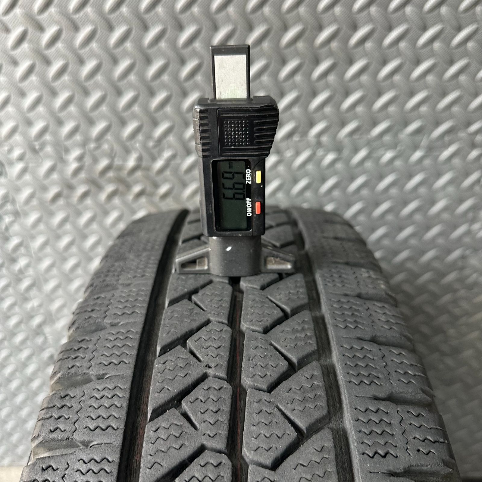 ■バリ溝バリ山■グッドイヤー■195/80R15■2020年製■ハイエース使用■ 超バリ溝！】195/80R15 スタッドレスタイヤ ホイールセット ハイエース