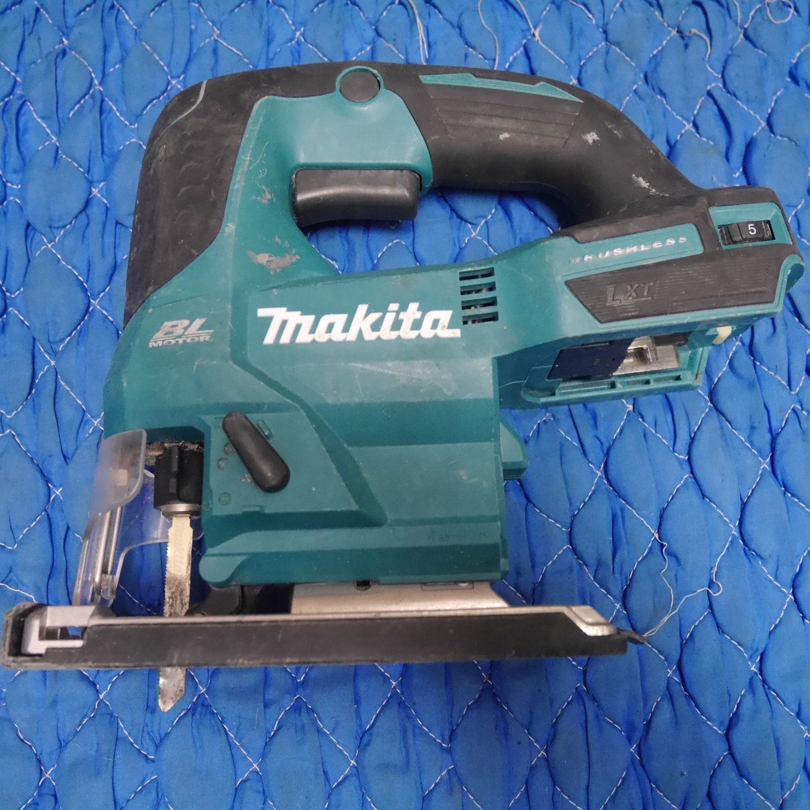 送料無料 マキタ 充電式 ジグソー JV184D 電動 工具 切断機 電気 ノコギリ のこぎり 18V コードレス 本体のみ