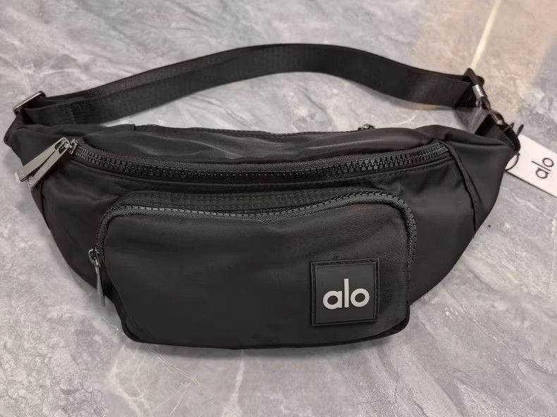 早い者勝ちです‼️alo ボディバッグ・ウエストポーチ ブラック org.jpg