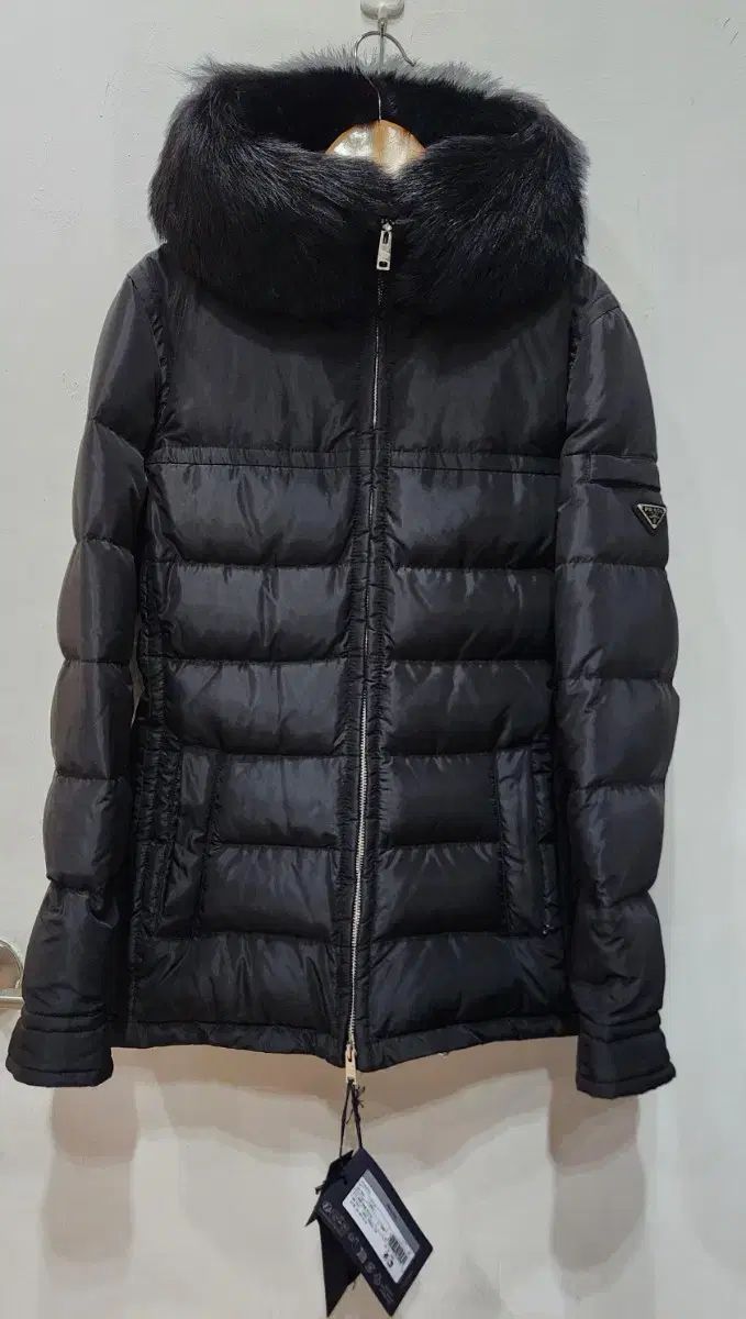 PRADA プラダ トライアングルロゴ フード ファー ダウン 42 サイズ 24fw