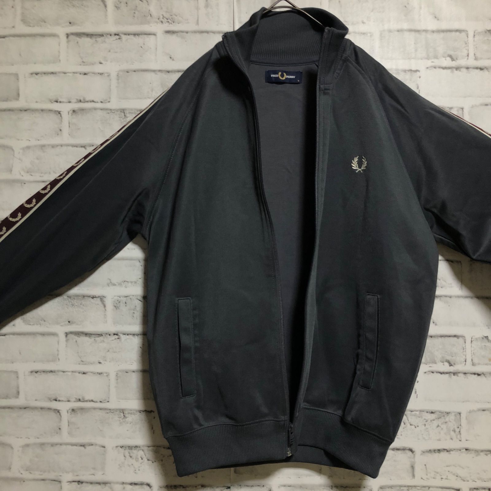 Fred Perryトラックジャケット 刺繍テープ月桂樹 サイドテープ 古着 Fred Perry⭐️トラックジャケット/ジャージ S 刺繍テープ月桂樹
