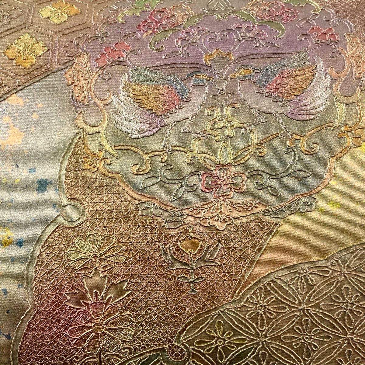 袋帯 秀品 向かい鳥 草花 金銀彩 汕頭刺繍 金色 お太鼓柄 正絹 【中古