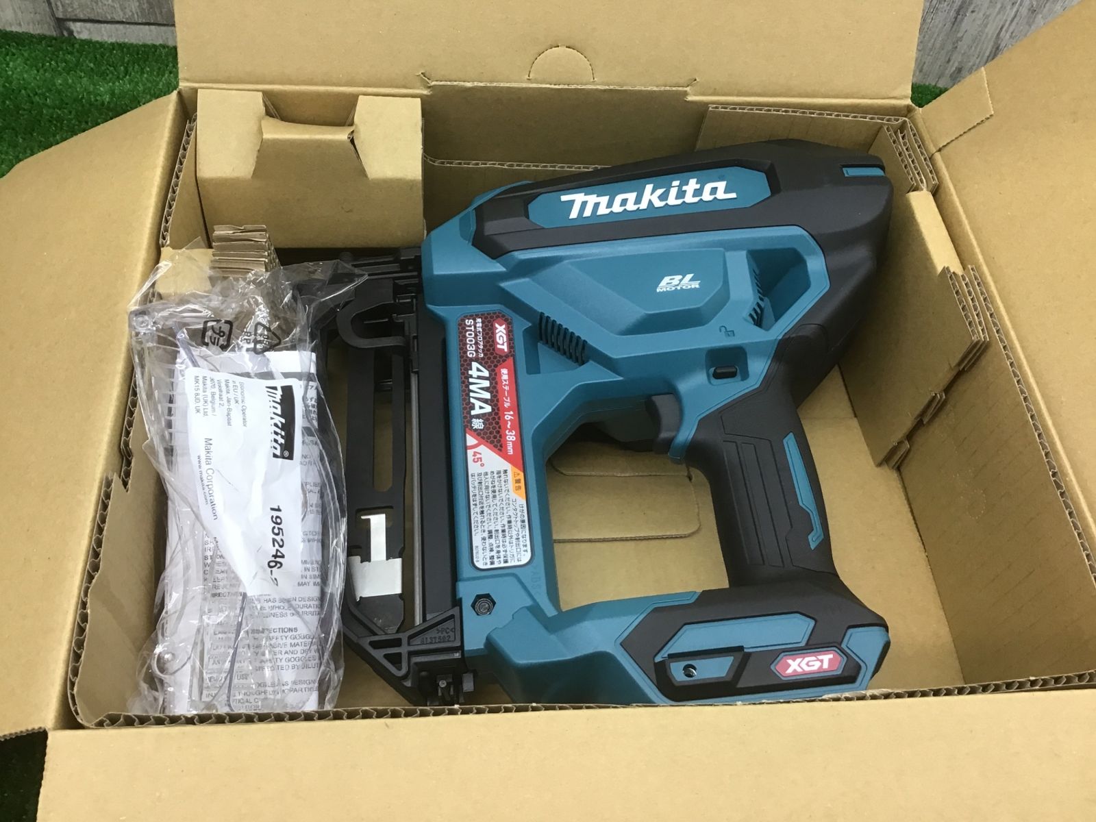 makita ♪40vコードレスフロアタッカ