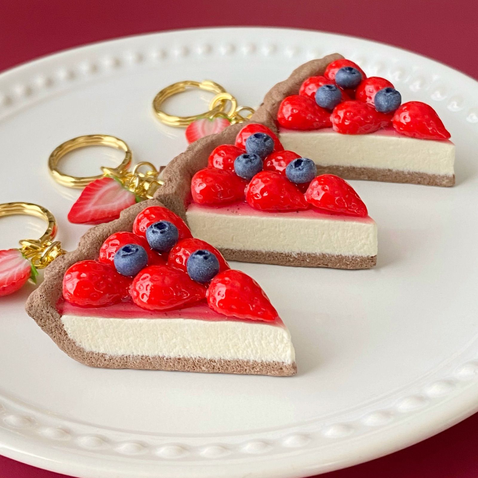 いちごタルトキーホルダー - メルカリ